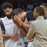 Kyshawn George réconforté par son équipe après avoir reçu ce malheureux coup de coude de Bam Adebayo. KEYSTONE/AP/Marta Lavandier